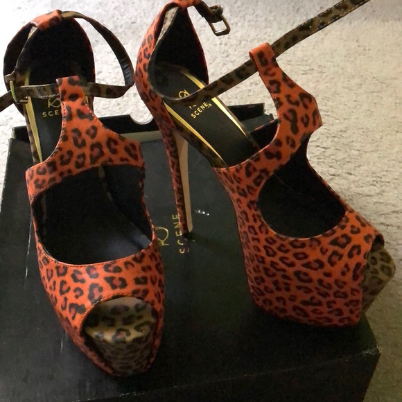 Peep toed pumps - Picture 3 of 4